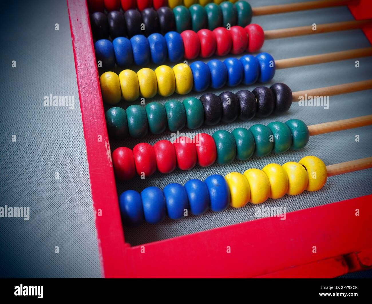 Concetto educativo - abaco con molte perle colorate. Dettagli rossi, blu, verdi, neri e gialli sull'abaco. Esercizi matematici. Programma scolastico Foto Stock
