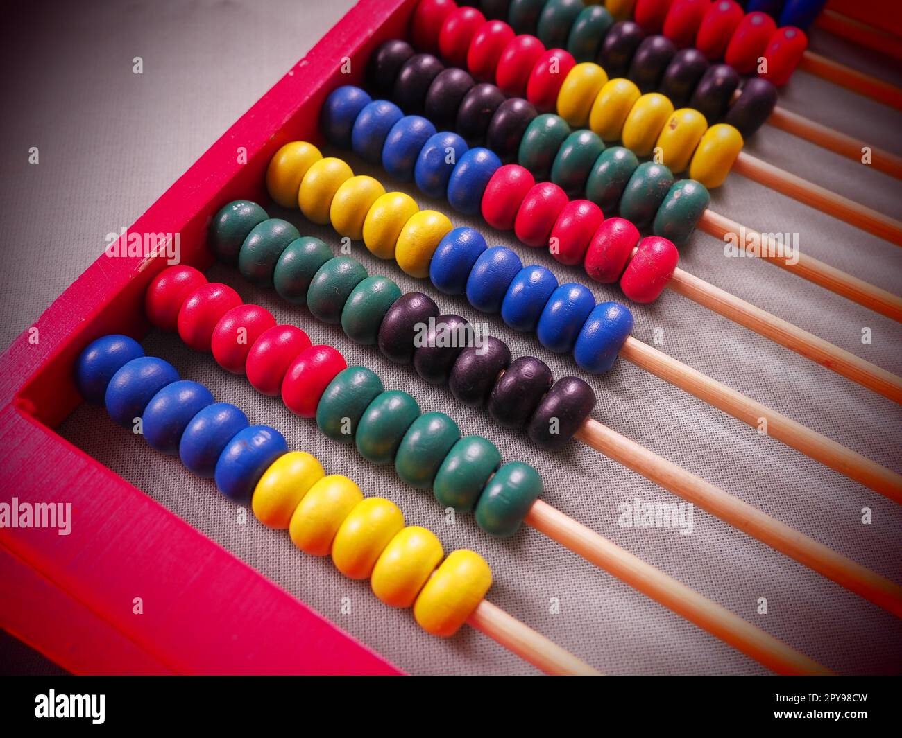 Concetto educativo - abaco con molte perle colorate. Dettagli rossi, blu, verdi, neri e gialli sull'abaco. Esercizi matematici. Programma scolastico Foto Stock