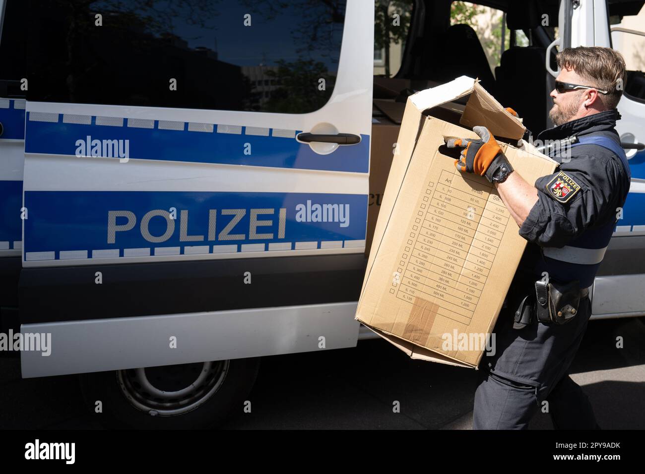 Magonza, Germania. 03rd maggio, 2023. Un poliziotto scarica un furgone con materiale sequestrato da un raid in diversi stati tedeschi contro la mafia italiana 'Ndrangheta presso l'Ufficio di polizia penale statale Renania-Palatinato. Con un'operazione su larga scala in diversi stati federali, la polizia ha intrapreso un'azione contro i membri della mafia italiana 'Ndrangheta mercoledì. Credit: Sebastian Gollnow/dpa/Alamy Live News Foto Stock