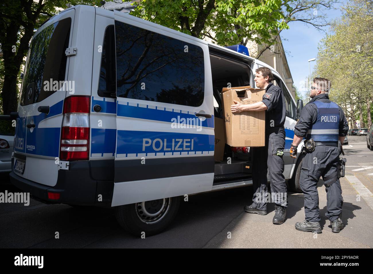 Magonza, Germania. 03rd maggio, 2023. Gli agenti di polizia scaricano un furgone con materiale sequestrato da un raid in diversi stati tedeschi contro la mafia italiana 'Ndrangheta presso l'Ufficio di polizia penale statale Renania-Palatinato. Con un'operazione su larga scala in diversi stati federali, la polizia ha intrapreso un'azione contro i membri della mafia italiana 'Ndrangheta mercoledì. Credit: Sebastian Gollnow/dpa/Alamy Live News Foto Stock