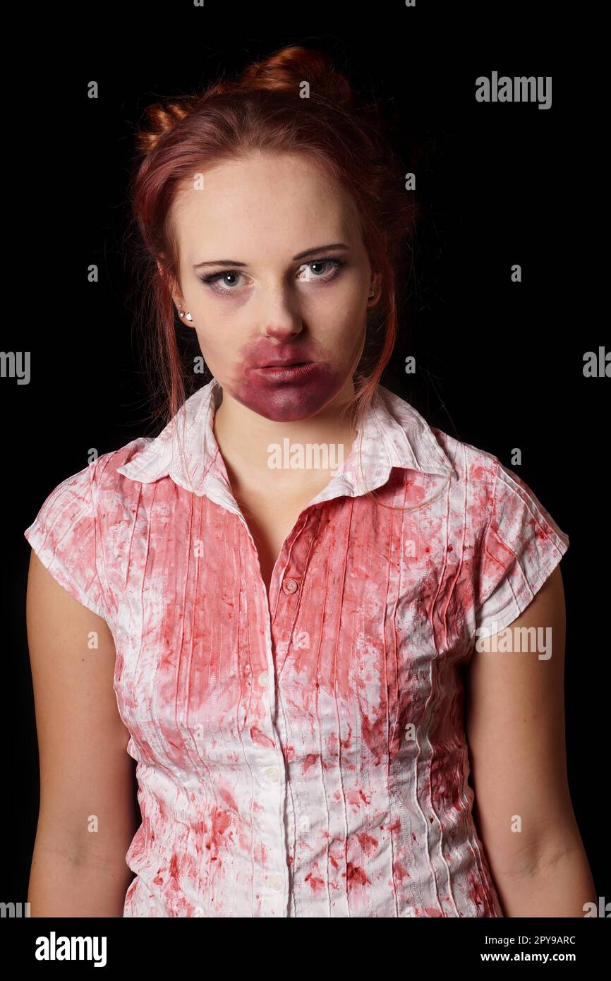 Femmina zombie con spruzzi di sangue Foto Stock