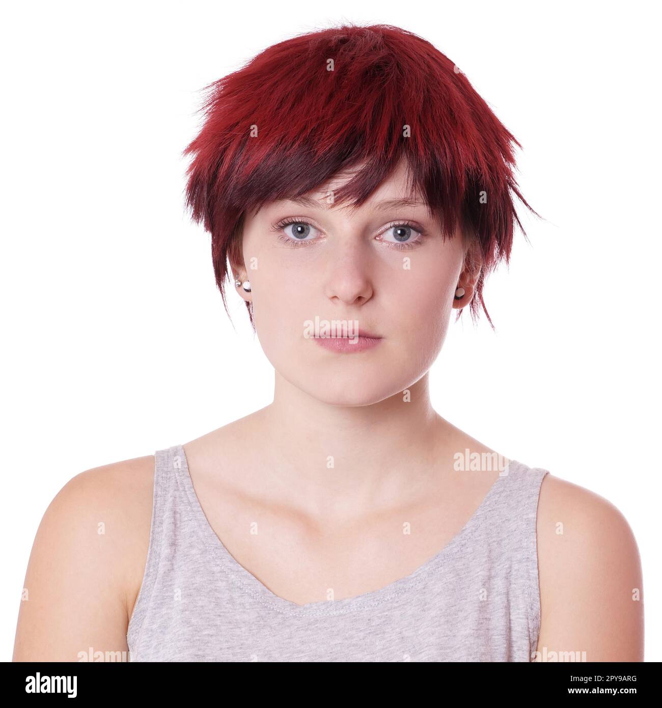 giovane donna con taglio a capelli corti ragazzo ed espressione neutra Foto Stock