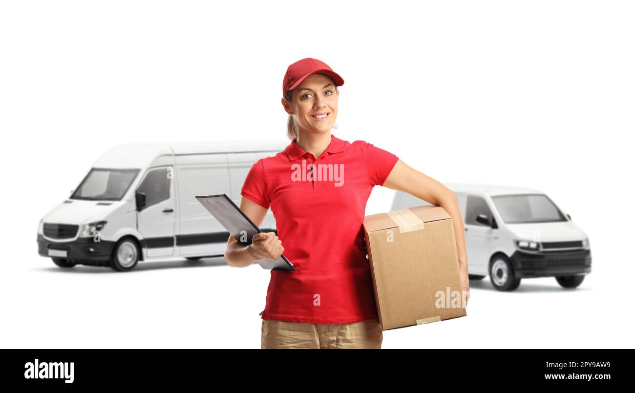 Donna che trasporta un portadocumenti e una scatola davanti ai furgoni di trasporto isolati su sfondo bianco Foto Stock