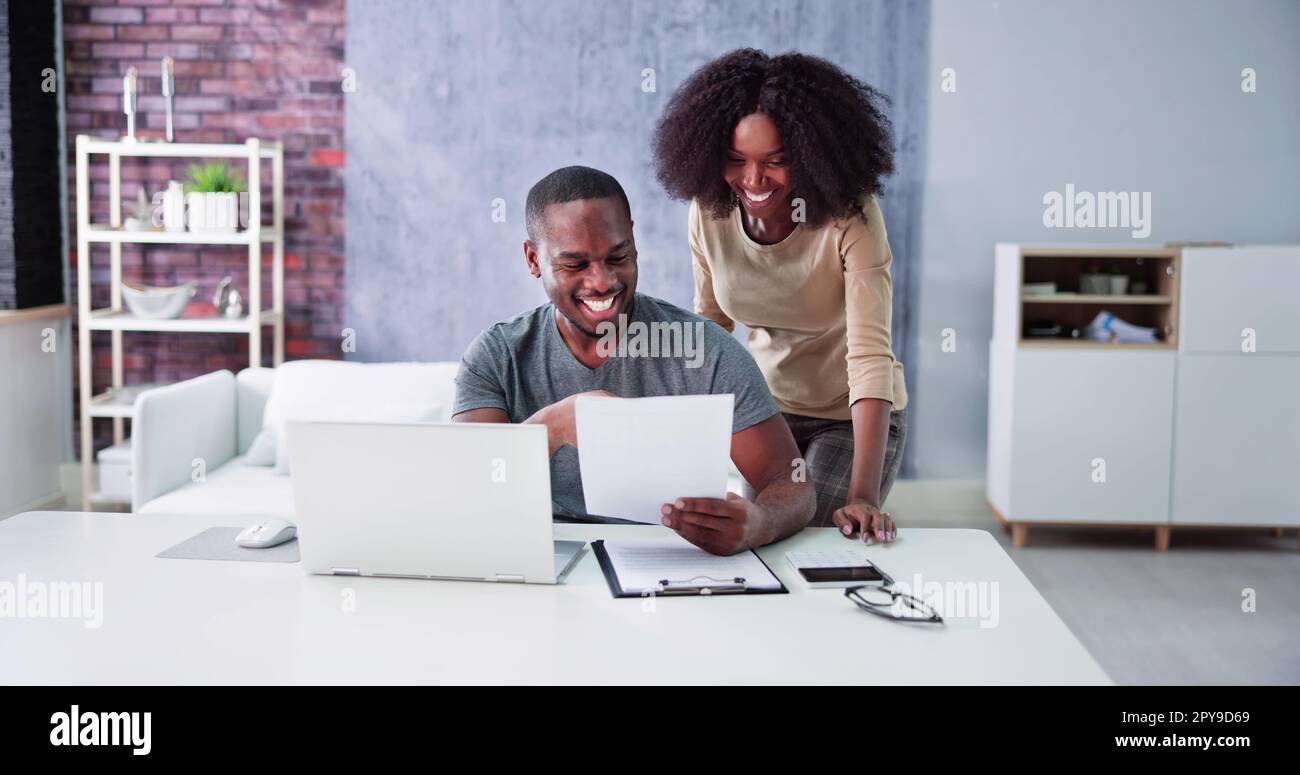 Coppia che fa le tasse ed il preventivo della famiglia Foto Stock