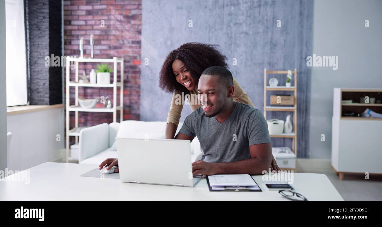 Coppia che fa le tasse ed il preventivo della famiglia Foto Stock