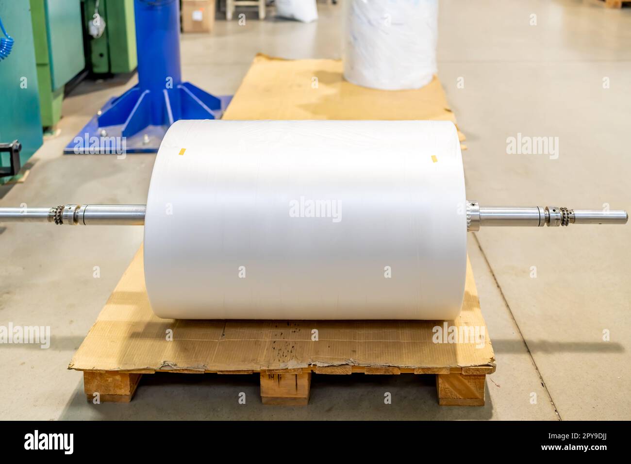 grande rotolo di plastica in fabbrica per la produzione di materiale di imballaggio e sacchetti di plastica Foto Stock