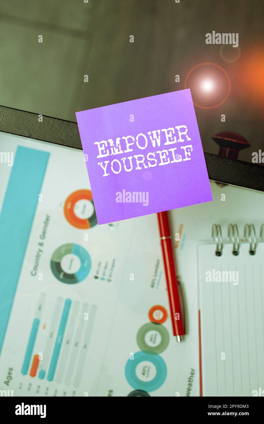 Cartello di testo che mostra Empower Yourself. Idea di affari che prende il controllo degli obiettivi di regolazione di vita scelte positive Foto Stock