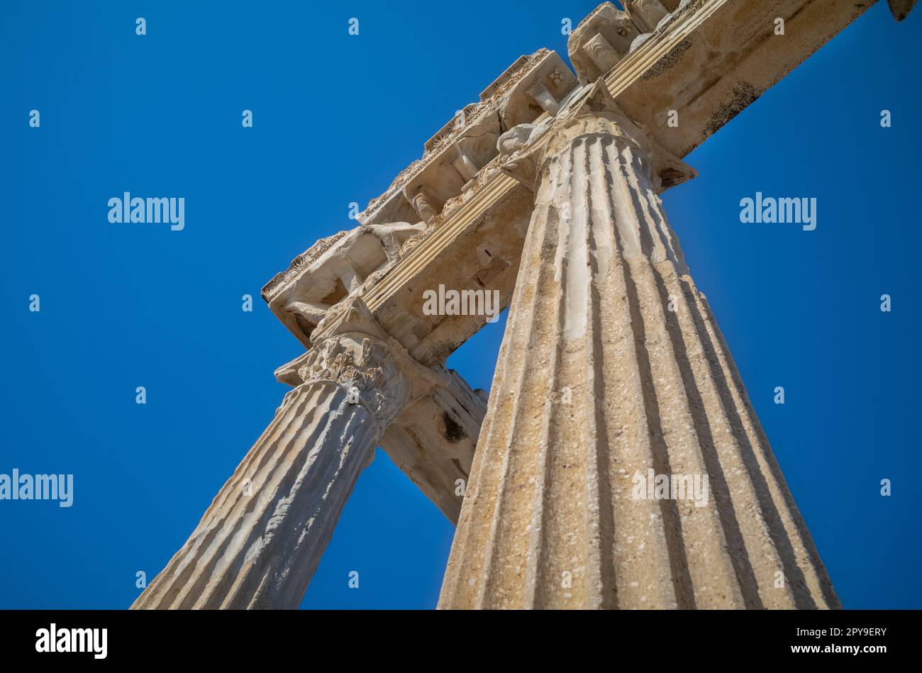 Guardando in alto dalla base del maestoso Tempio di Apollo, una magnifica reliquia romana a lato, la Turchia - un tempo un vivace porto e centro commerciale Foto Stock