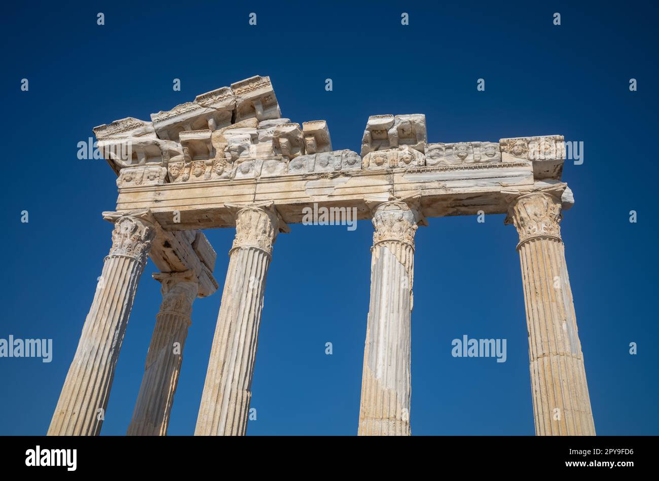 Guardando in alto l'impressionante Tempio di Apollo, una magnifica reliquia romana a Side, Turchia - una volta un vivace porto e centro commerciale stabilito b Foto Stock