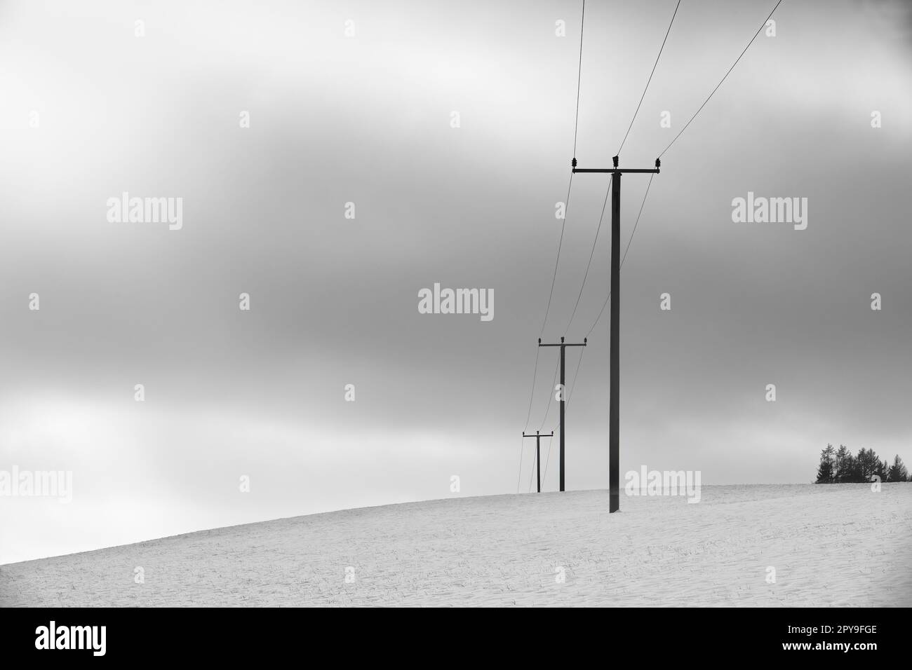 Torri elettriche nel paesaggio invernale Foto Stock