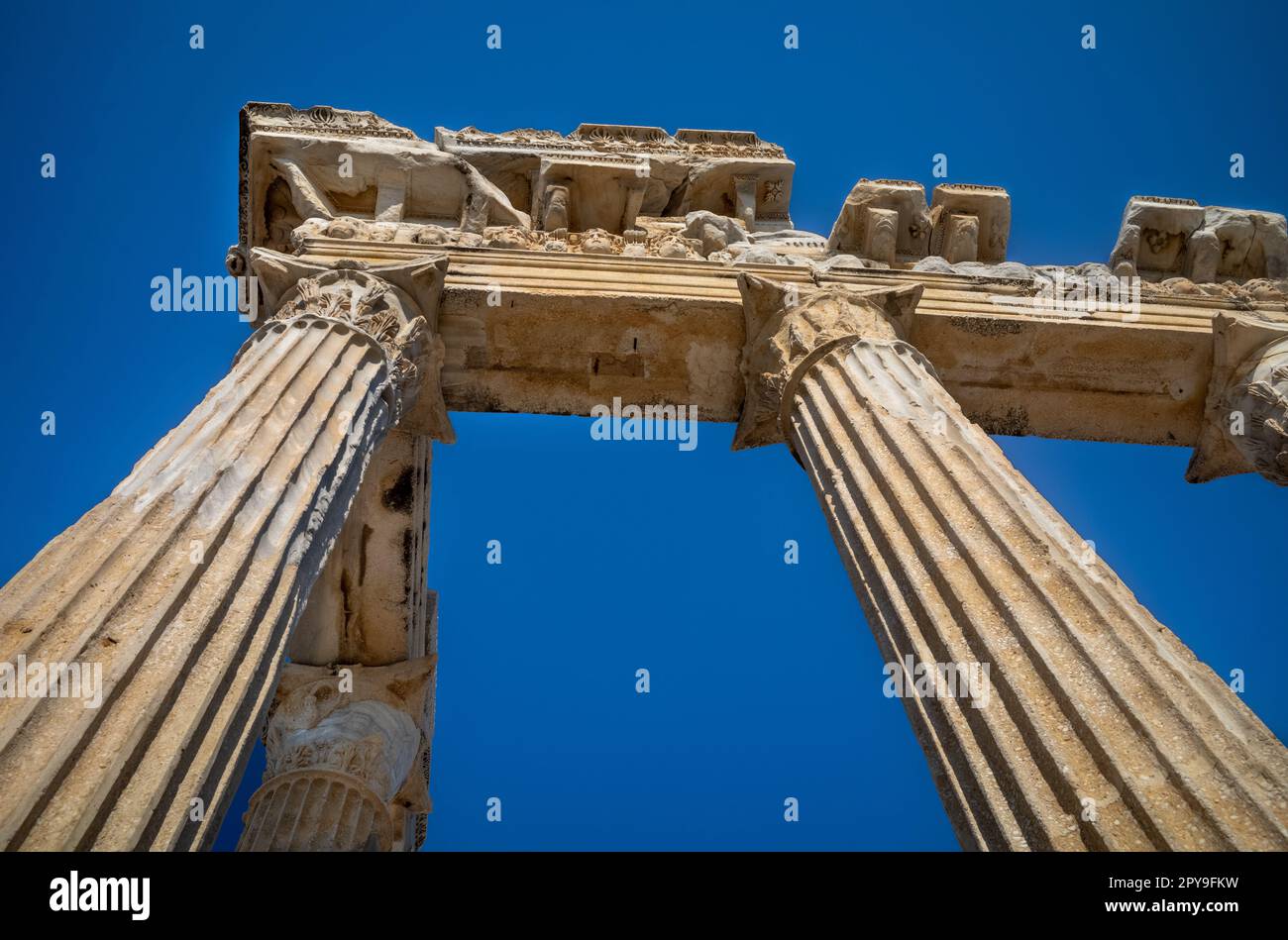 Guardando in alto dalla base del maestoso Tempio di Apollo, una magnifica reliquia romana a lato, la Turchia - un tempo un vivace porto e centro commerciale Foto Stock
