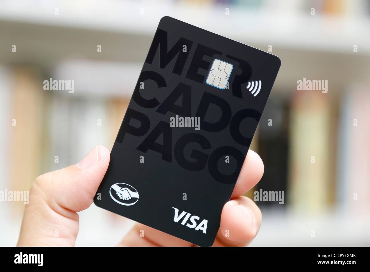 Minas Gerais, Brasile - 01 maggio 2023: Mercado Pago Visa logo carta di credito, immagine editoriale illustrativa. Foto Stock