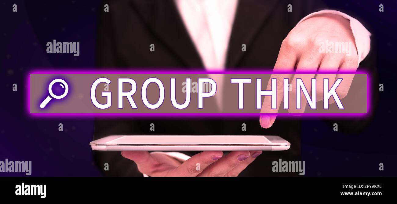 Cartello di testo che mostra Group Think. Parola per riunire formalmente o informalmente per portare in su le idee Foto Stock