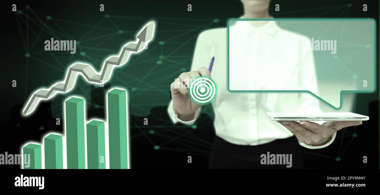 Signora in abito da ufficio che tiene tablet e penna. Puntando sull'elemento fufturistico sullo schermo. Immagine con bagliore di colore. Textholder che presenta informazioni importanti. Foto Stock