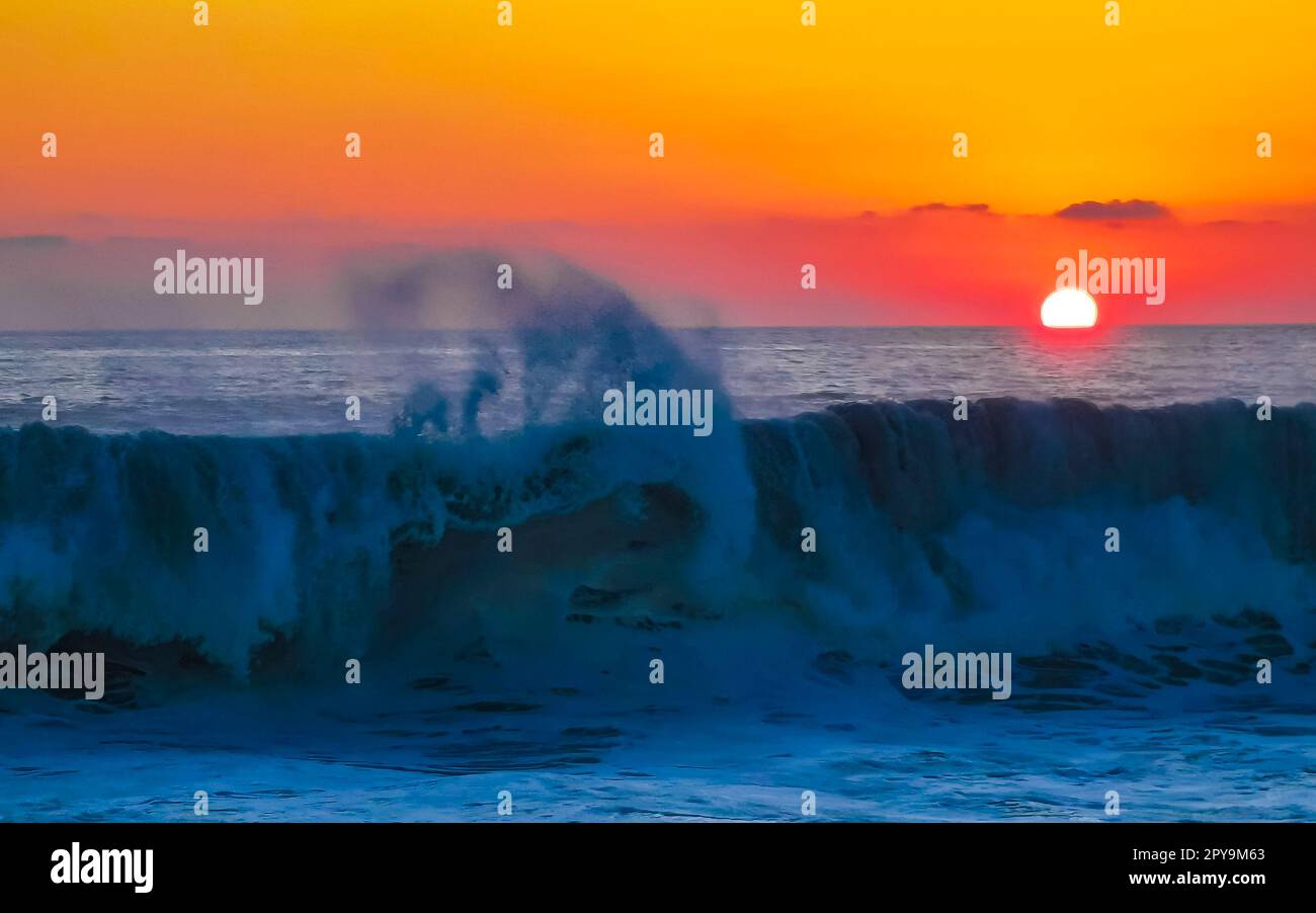 Colorato tramonto dorato, grande onda e spiaggia di Puerto Escondido Messico. Foto Stock