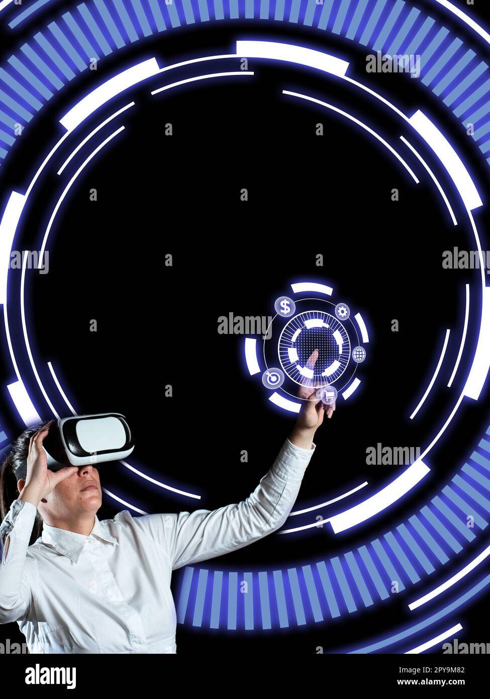 Donna che indossa occhiali VR e punta con le dita gli aggiornamenti recenti. Donna d'affari con occhiali per realtà virtuale e presentazione di una nuova idea. Visualizzazione dati in ritardo. Foto Stock