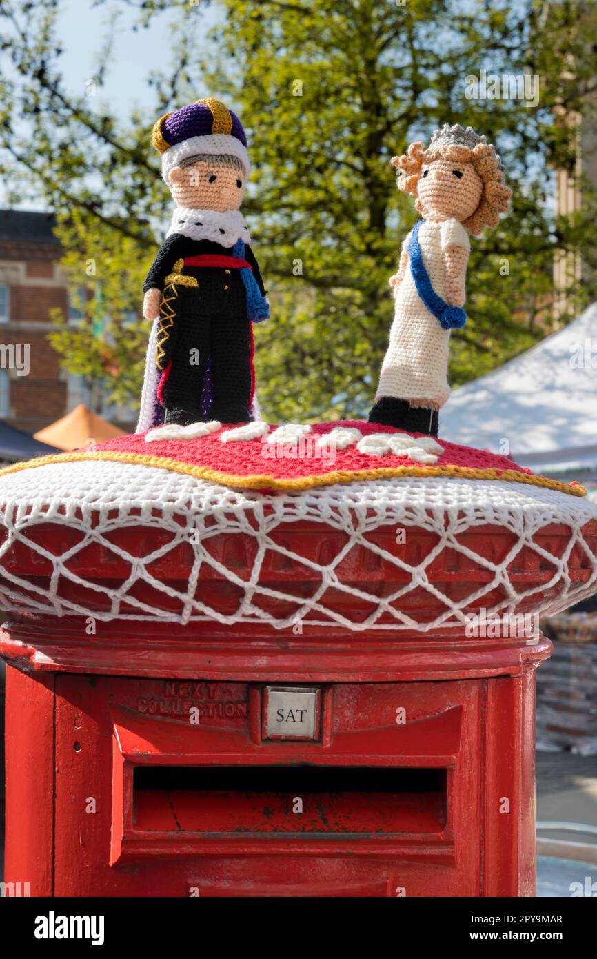 Questo è l'ultimo di una serie di epiche decorazioni a maglia, che commemorano gli eventi di importazione nazionale, della casella postale in Market Place, il centro della città Foto Stock