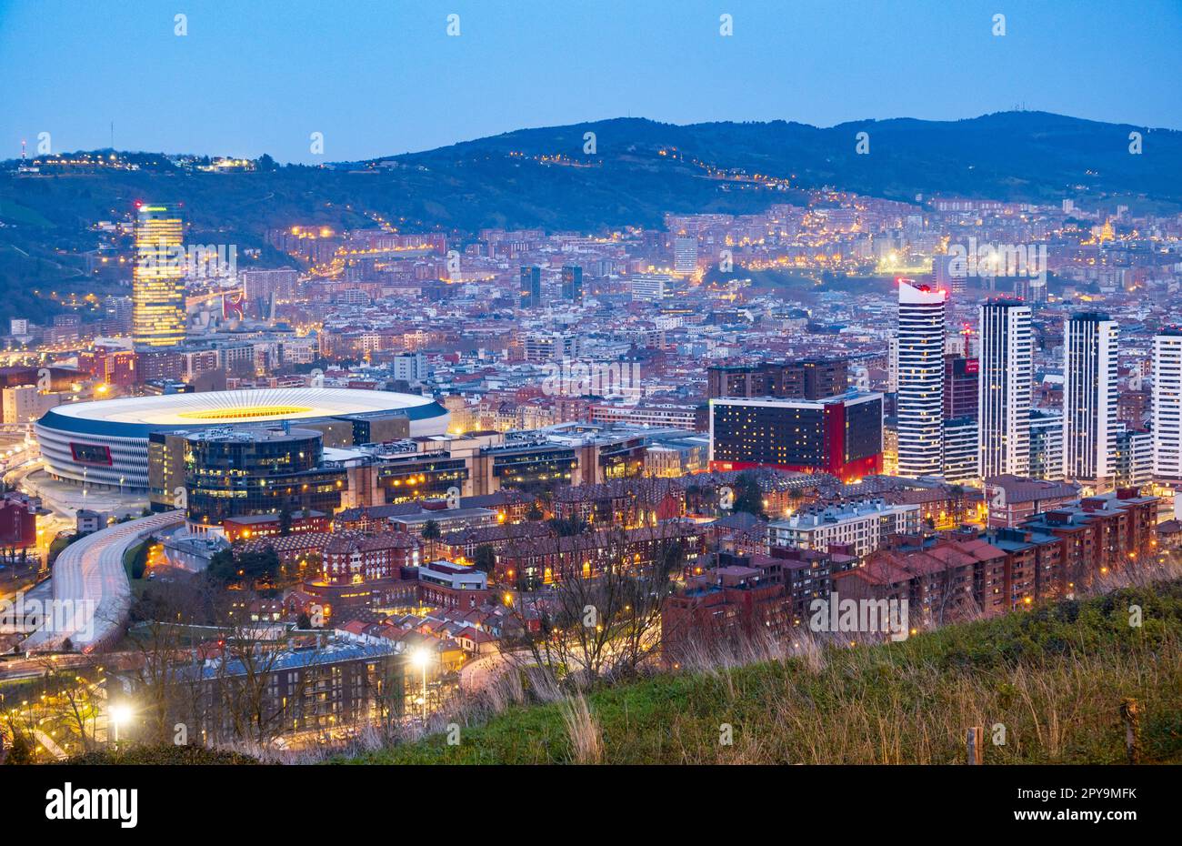 Calar della notte nella grande città di Bilbao in Spagna Foto Stock