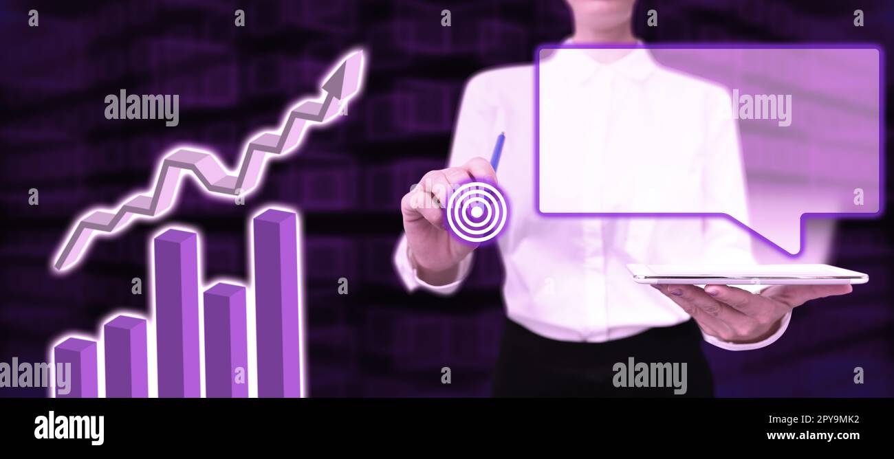 Signora in abito da ufficio che tiene tablet e penna. Puntando sull'elemento fufturistico sullo schermo. Immagine con bagliore di colore. Textholder che presenta informazioni importanti. Foto Stock