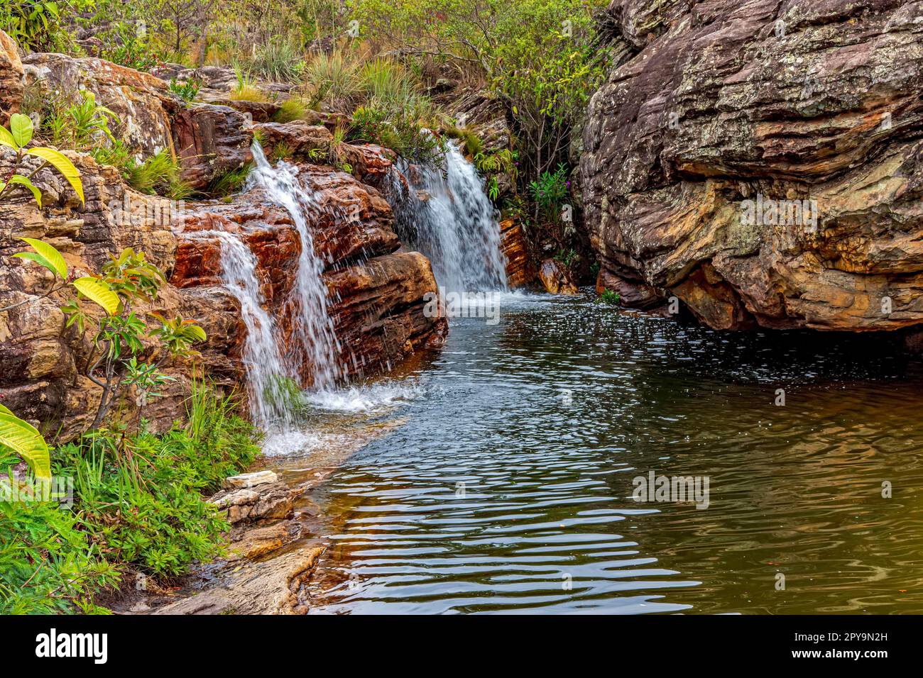 Bella e piccola cascata tra le rocce e la vegetazione della Riserva ambientale Biribiri a Diamantina, Minas Gerais., Brasile Foto Stock