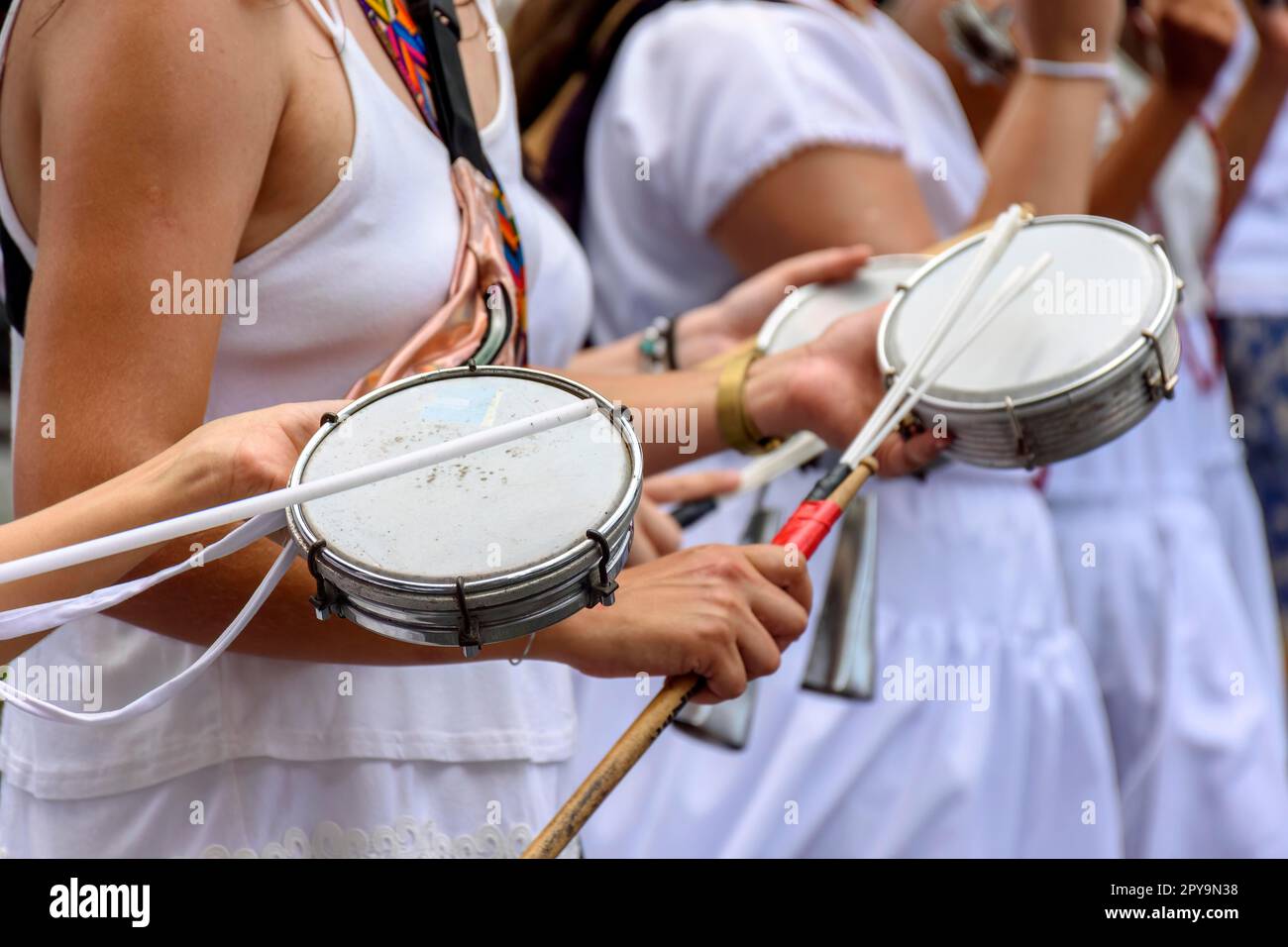 Le donne che giocano a tamburello nelle strade del Brasile durante un'esibizione di samba al carnevale di strada nelle città brasiliane, Brasile Foto Stock