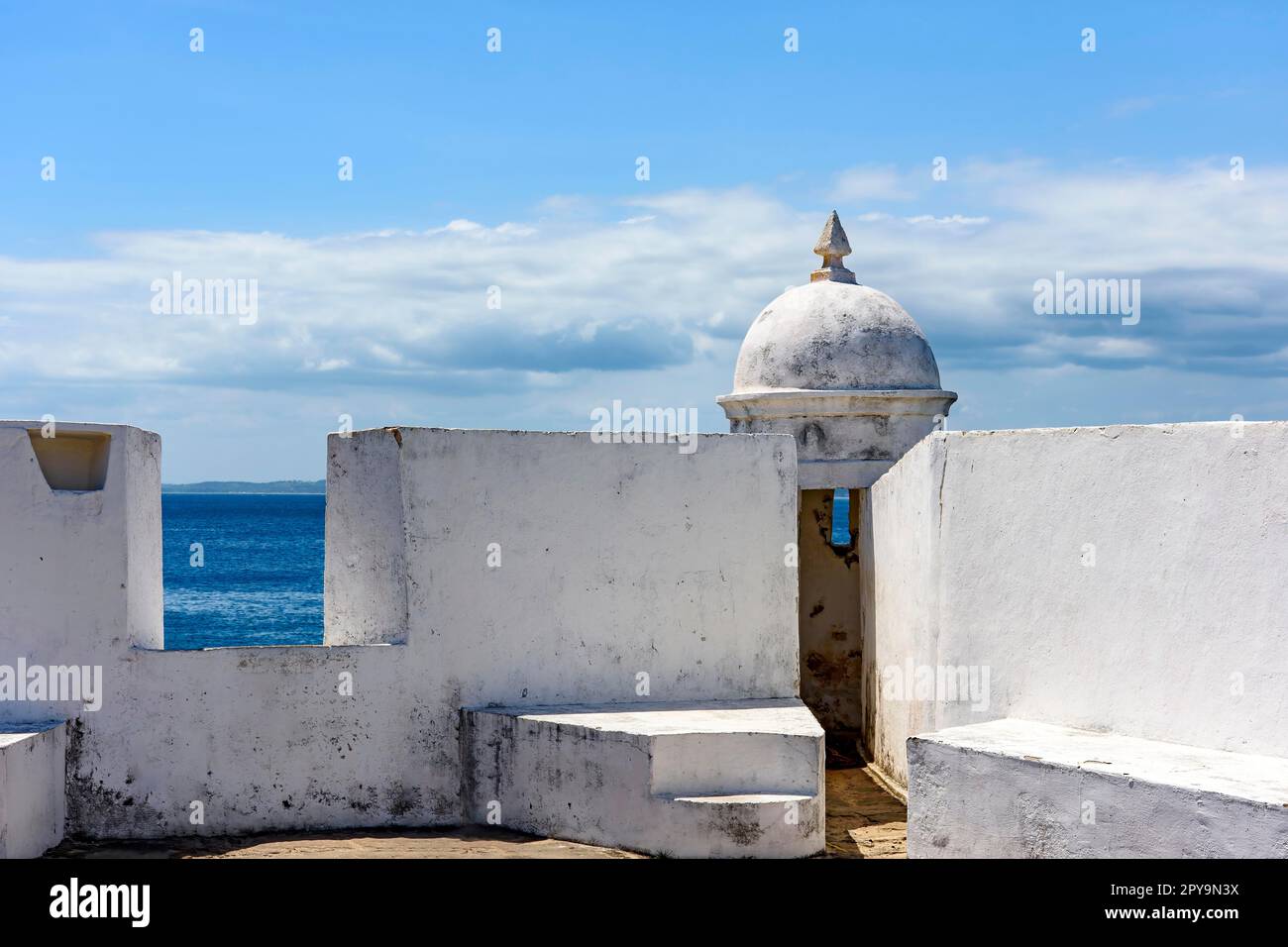 Mura e guardie di un'antica fortezza coloniale che era responsabile della difesa della città di Salvador a Bahia, Brasile Foto Stock