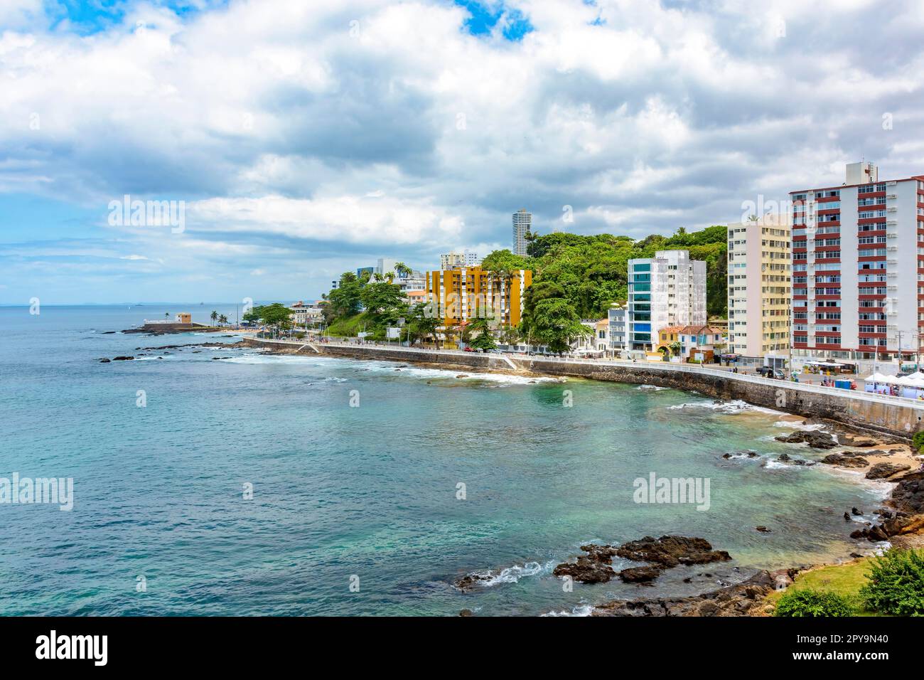Città di Salvador a Bahia con i suoi edifici vicino al mare e la baia di Todos os Santos, Brasile Foto Stock