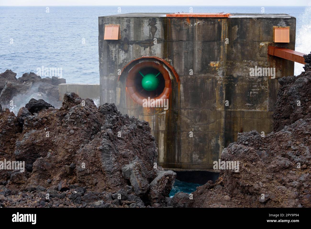 Centrale elettrica a onde, Porto Cachorro, Pico, Azzorre, Portogallo Foto Stock