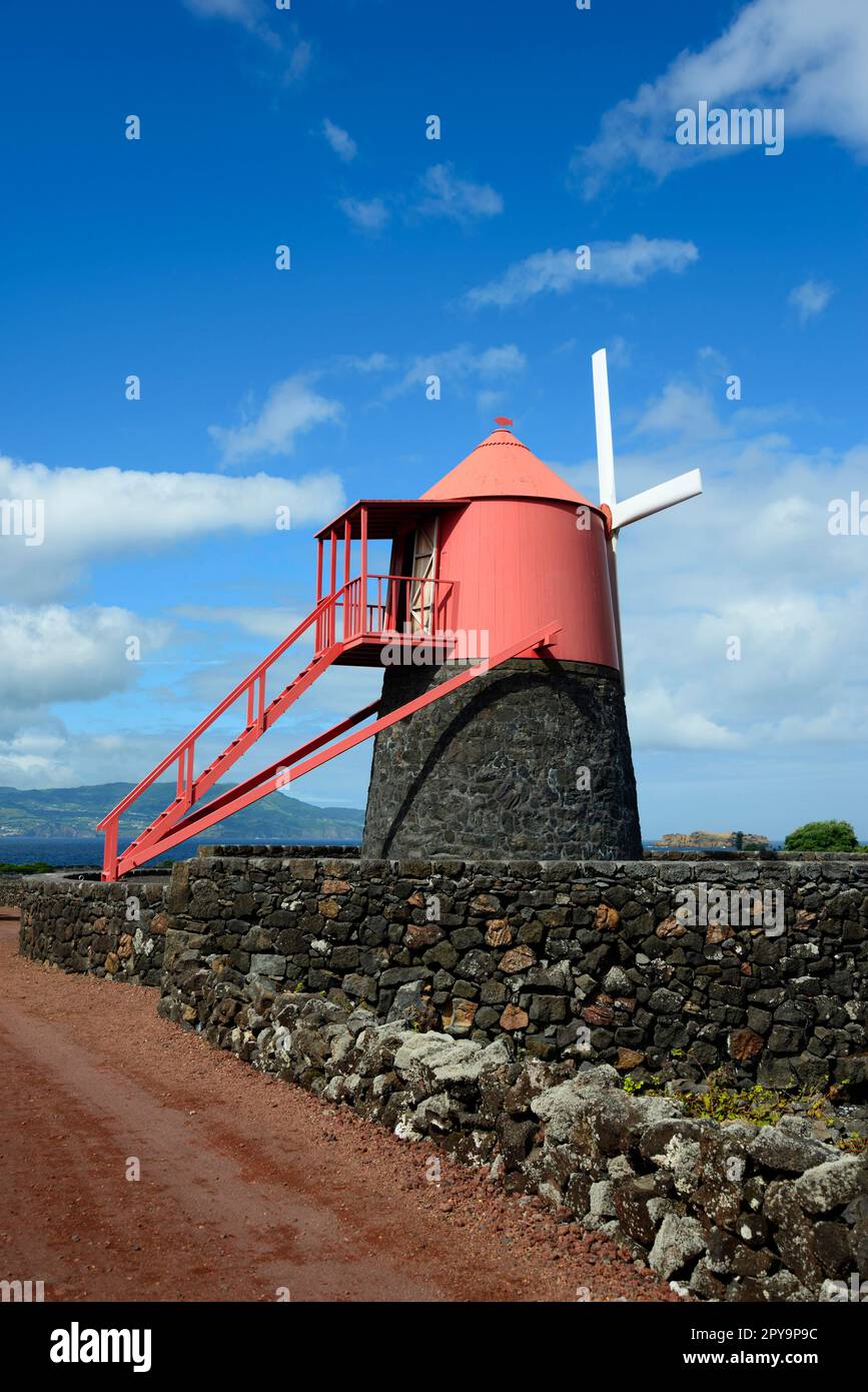 Mulino a vento, zona di coltivazione, patrimonio mondiale dell'UNESCO, Moinho do Frade, regione vinicola di Verdelho, Pico, Azzorre, Portogallo Foto Stock