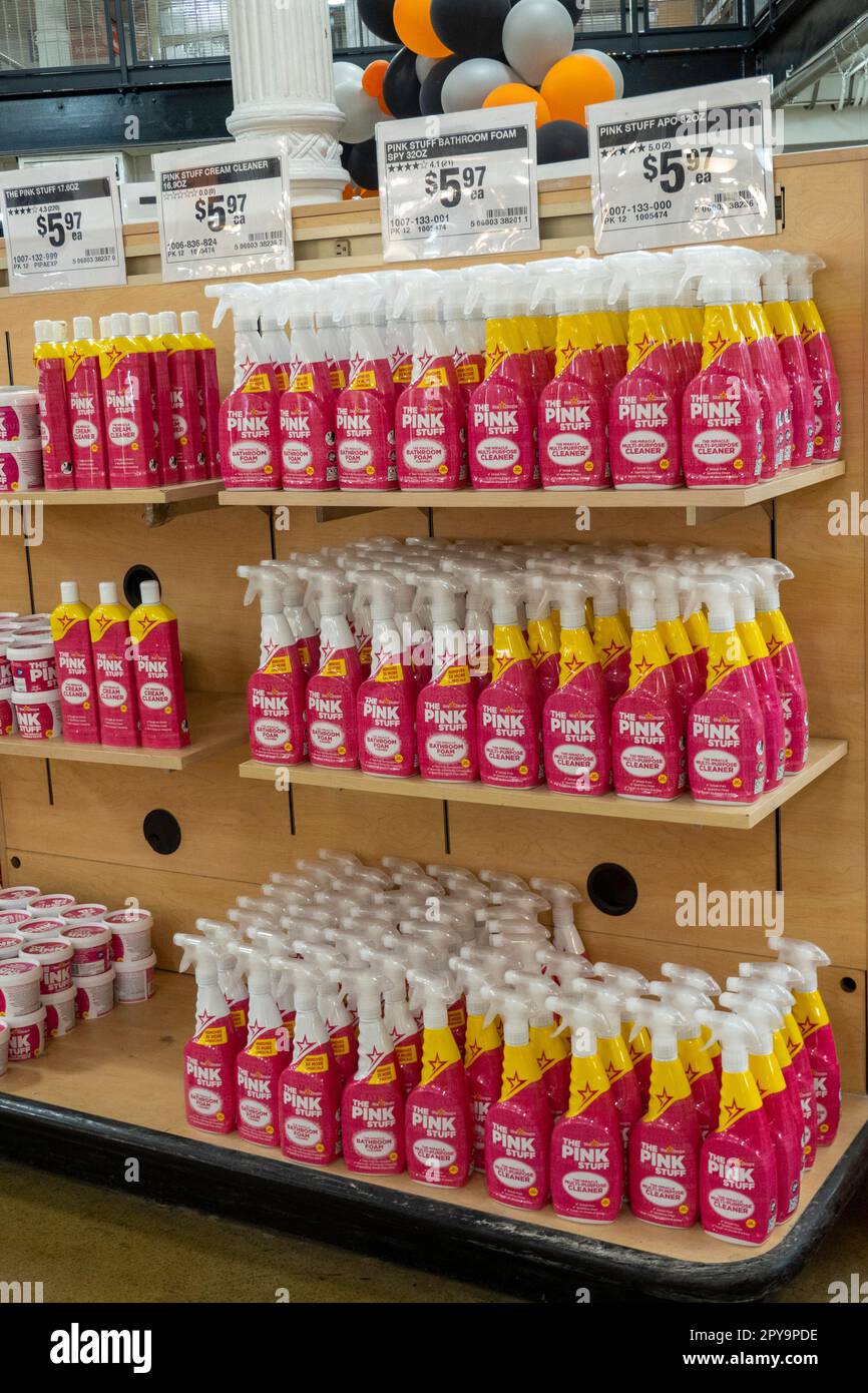 I prodotti per la pulizia della casa sono disponibili presso l'Home Depot di New York City, 2023, Stati Uniti Foto Stock