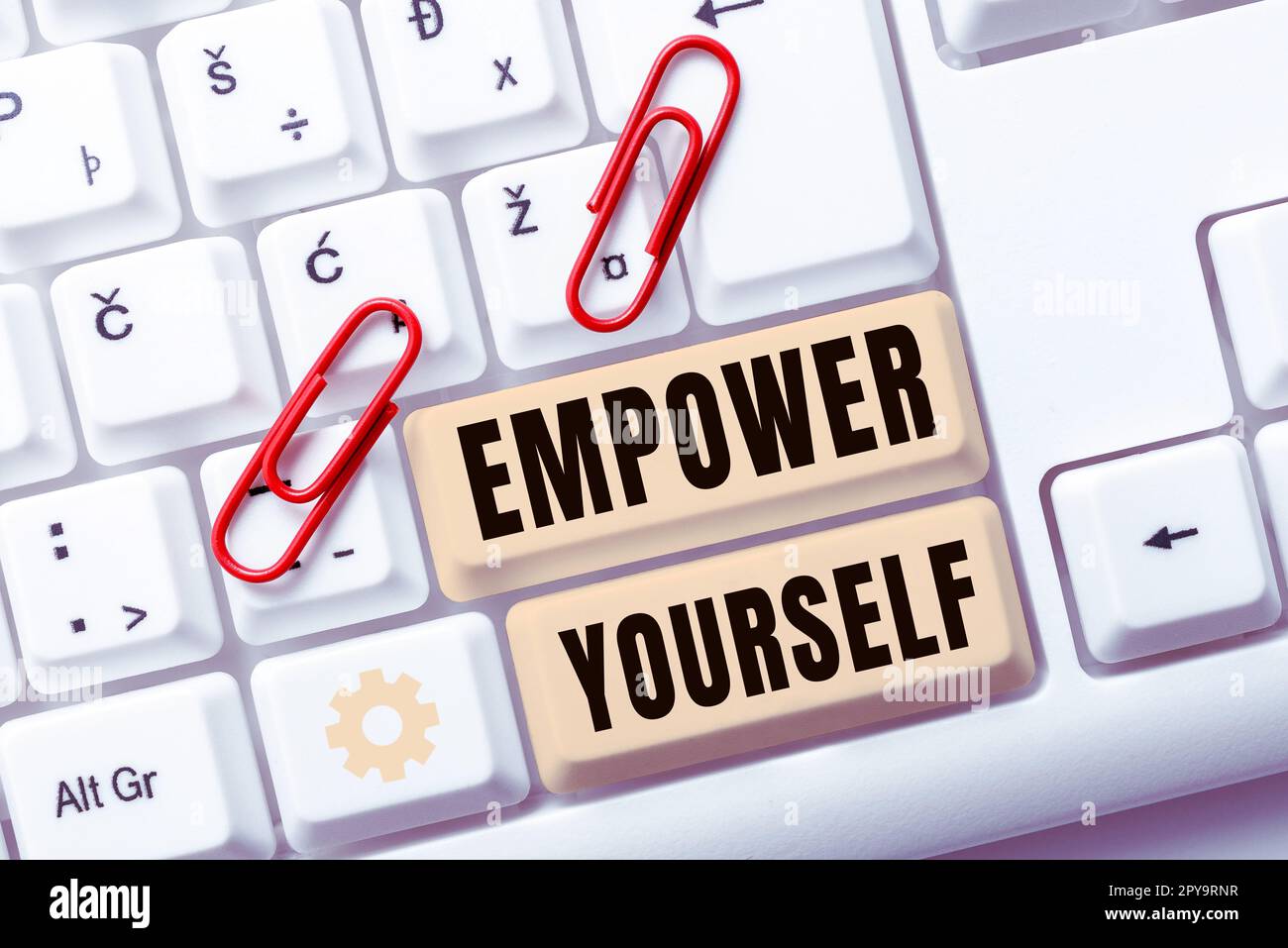 Scrittura a mano del testo Empower Yourself. Parola scritta su prendere il controllo degli obiettivi di impostazione di vita scelte positive Foto Stock
