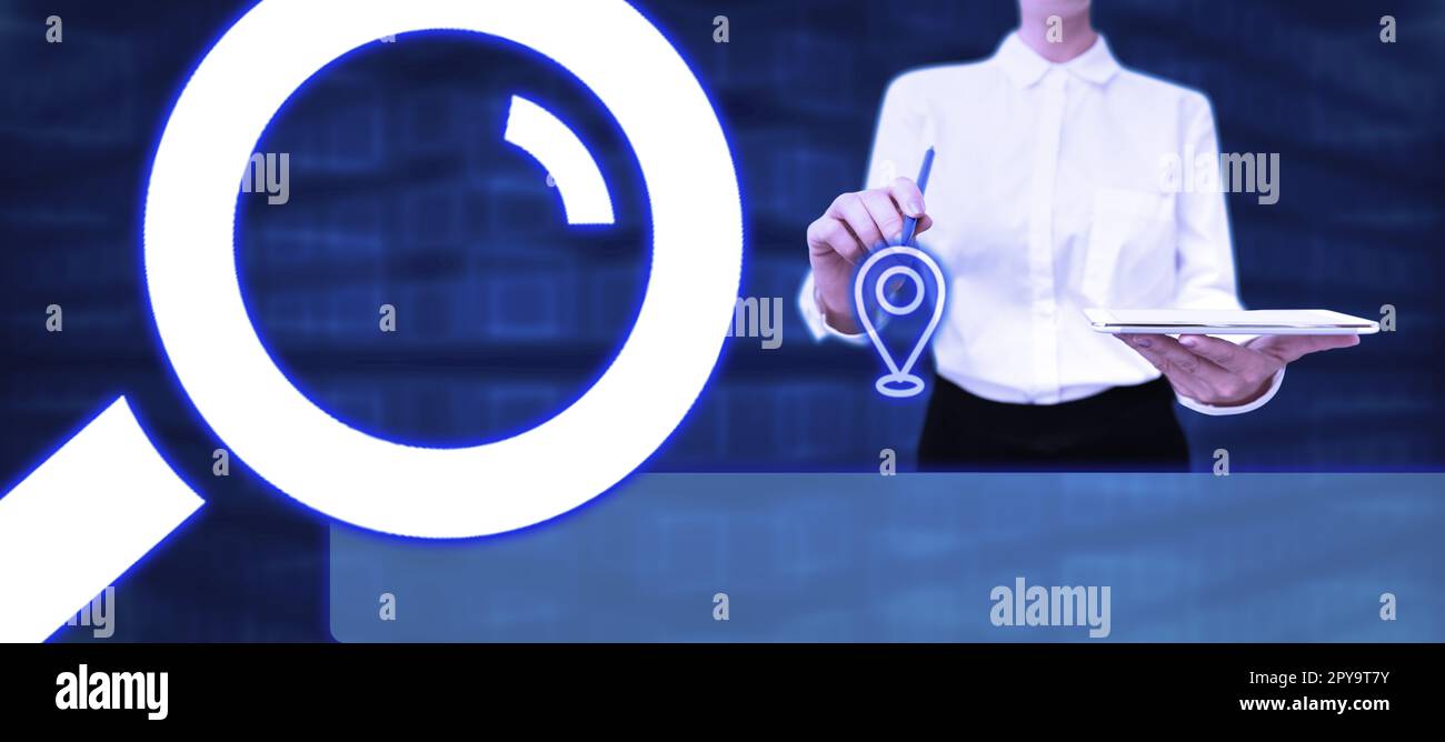 Signora in abito da ufficio che tiene tablet e penna. Puntando sull'elemento fufturistico sullo schermo. Immagine con bagliore di colore. Textholder che presenta informazioni importanti. Foto Stock