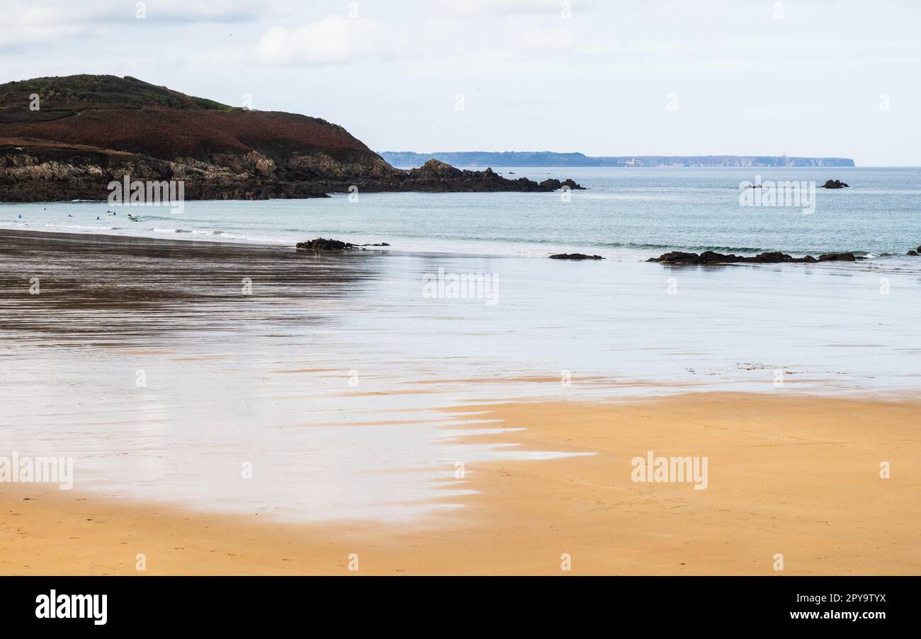 Atmosfera pastello della costa e della spiaggia di Erquy, Bretagna, Francia Foto Stock