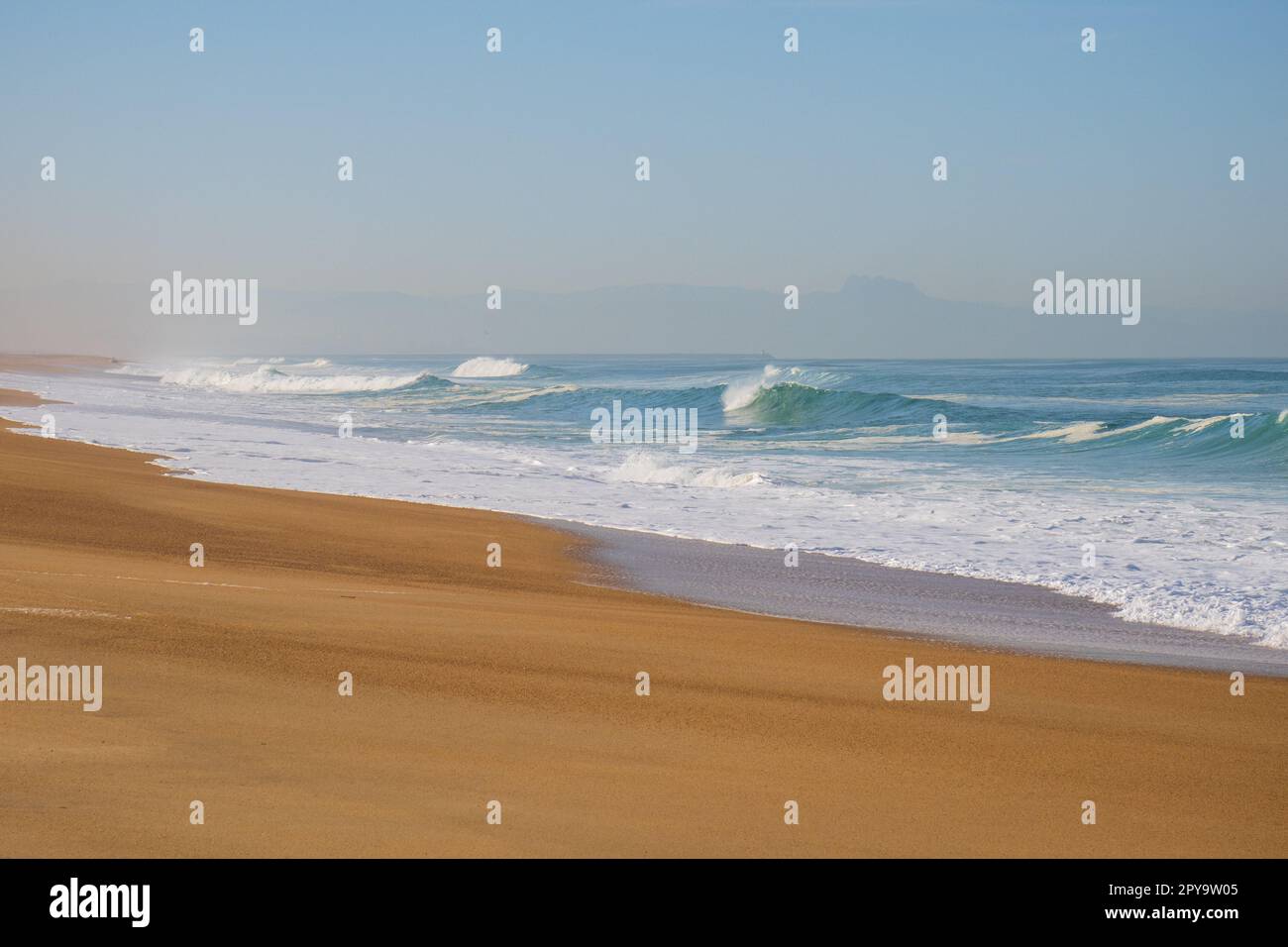 Onde che si infrangono sulla riva di Biarritz Foto Stock