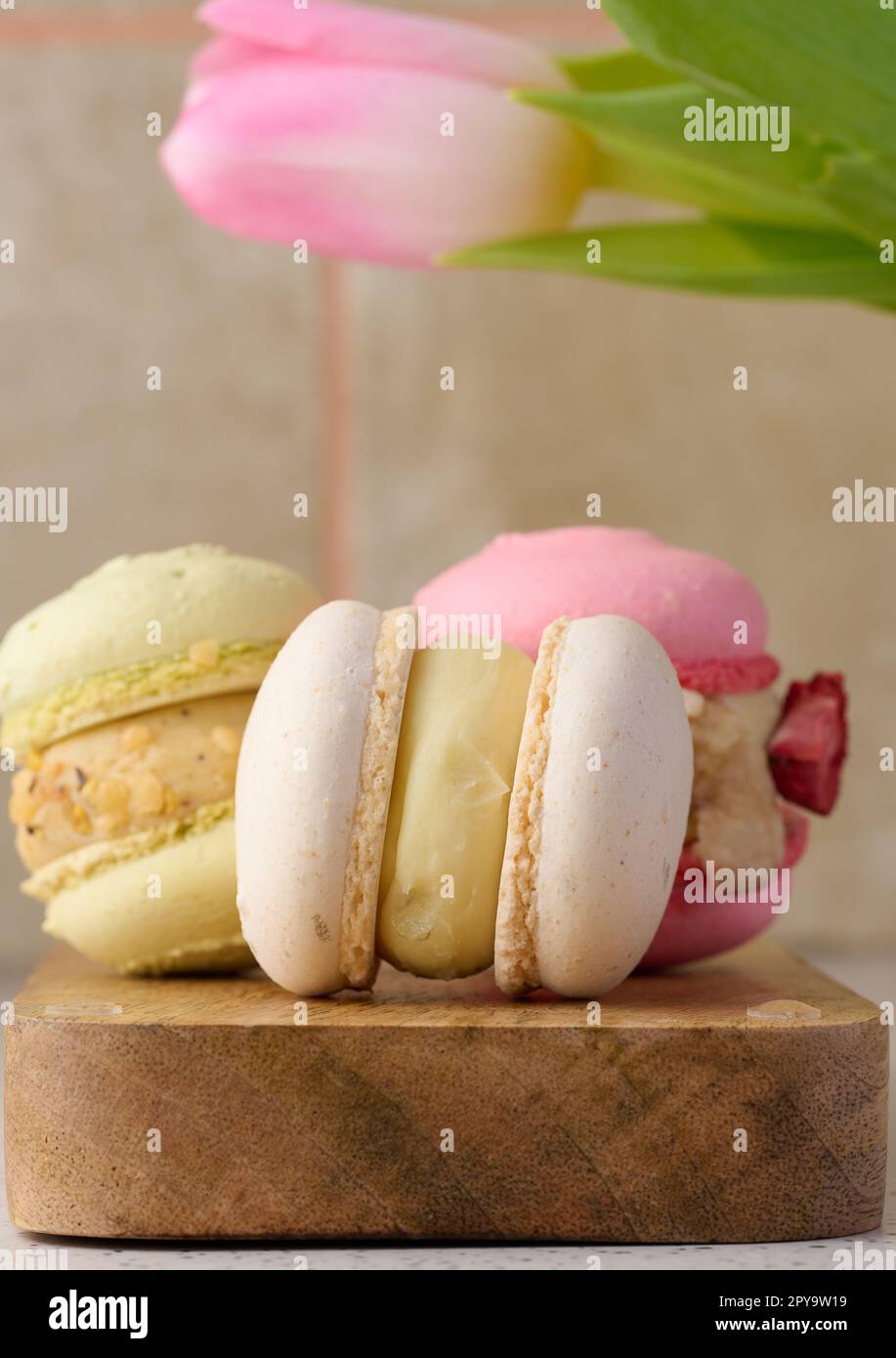 Macaron al forno con sapori diversi sul tavolo, dessert Foto Stock