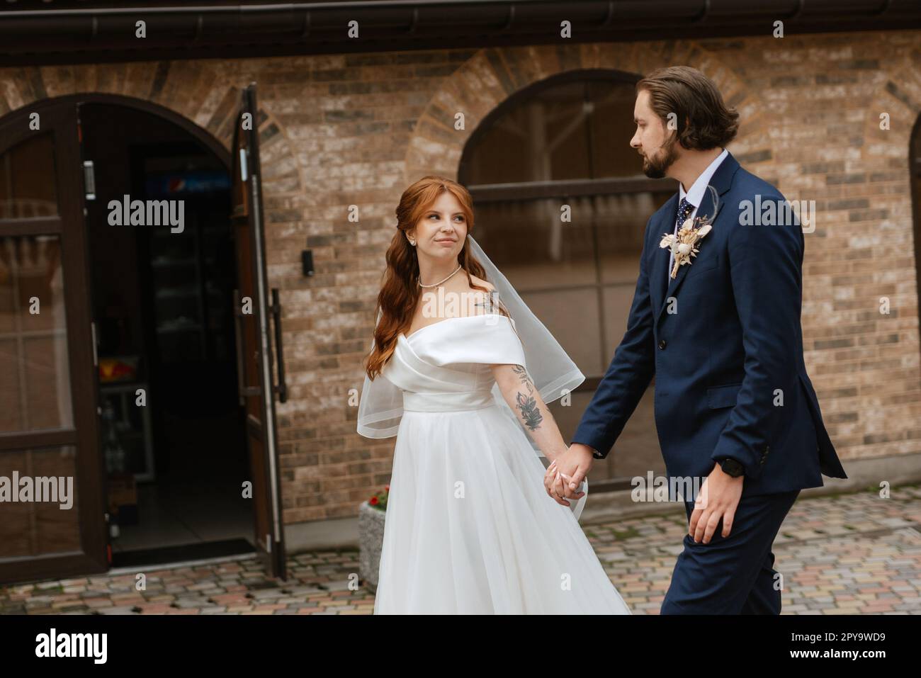 giovane coppia sposa e sposo con un vestito bianco Foto Stock