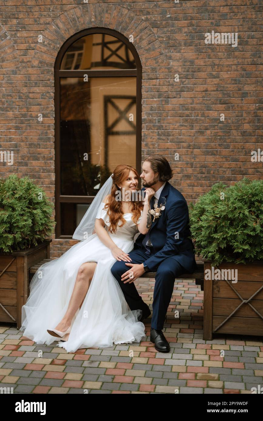 giovane coppia sposa e sposo con un vestito bianco Foto Stock
