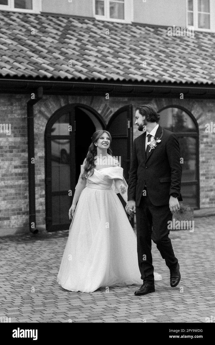 giovane coppia sposa e sposo con un vestito bianco Foto Stock