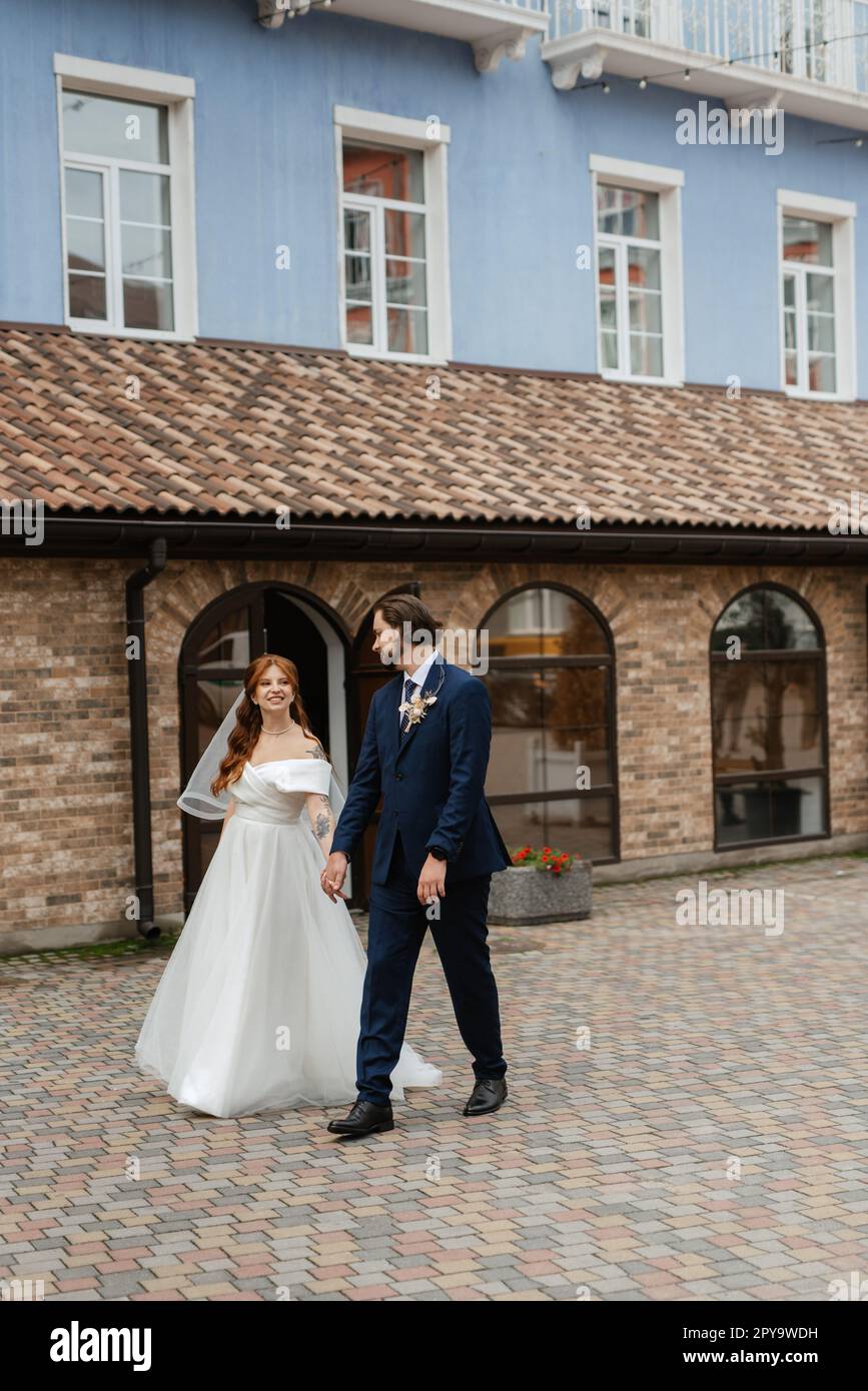 giovane coppia sposa e sposo con un vestito bianco Foto Stock