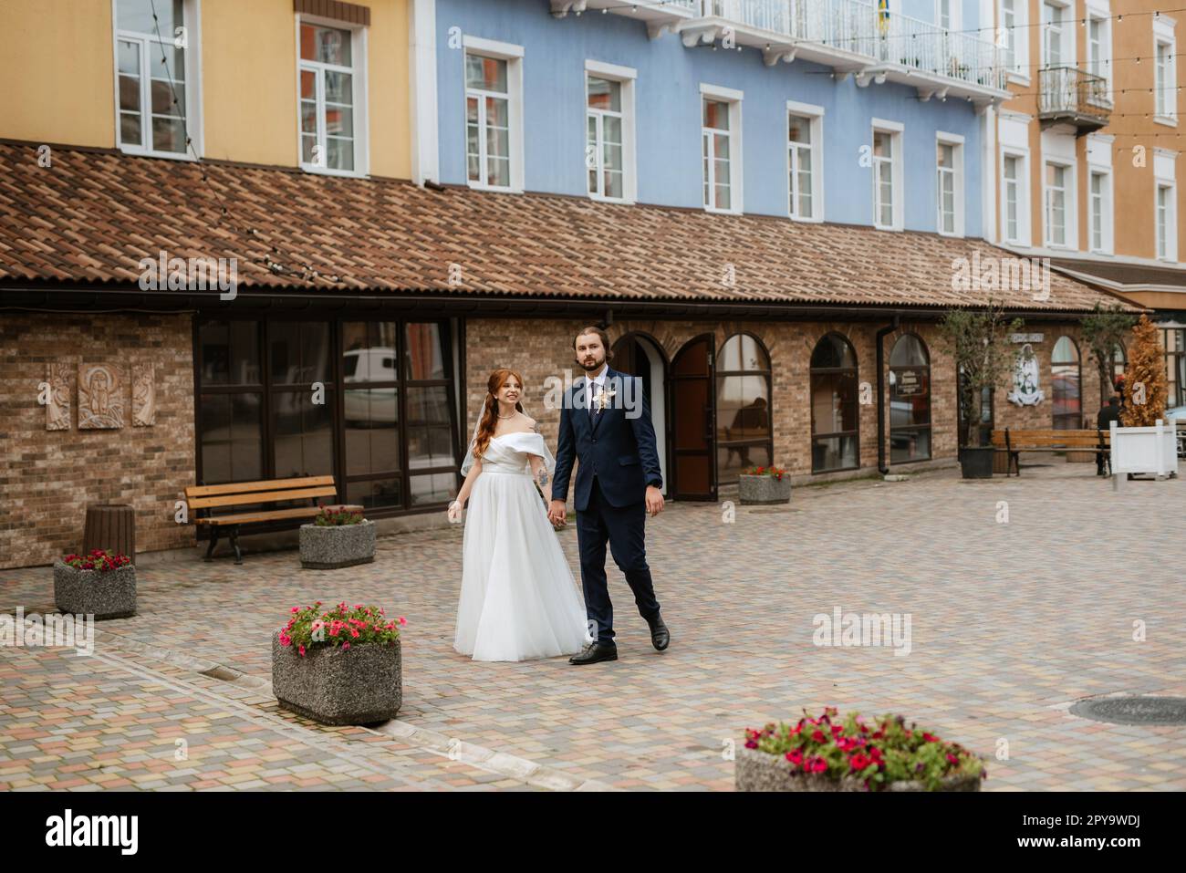 giovane coppia sposa e sposo con un vestito bianco Foto Stock