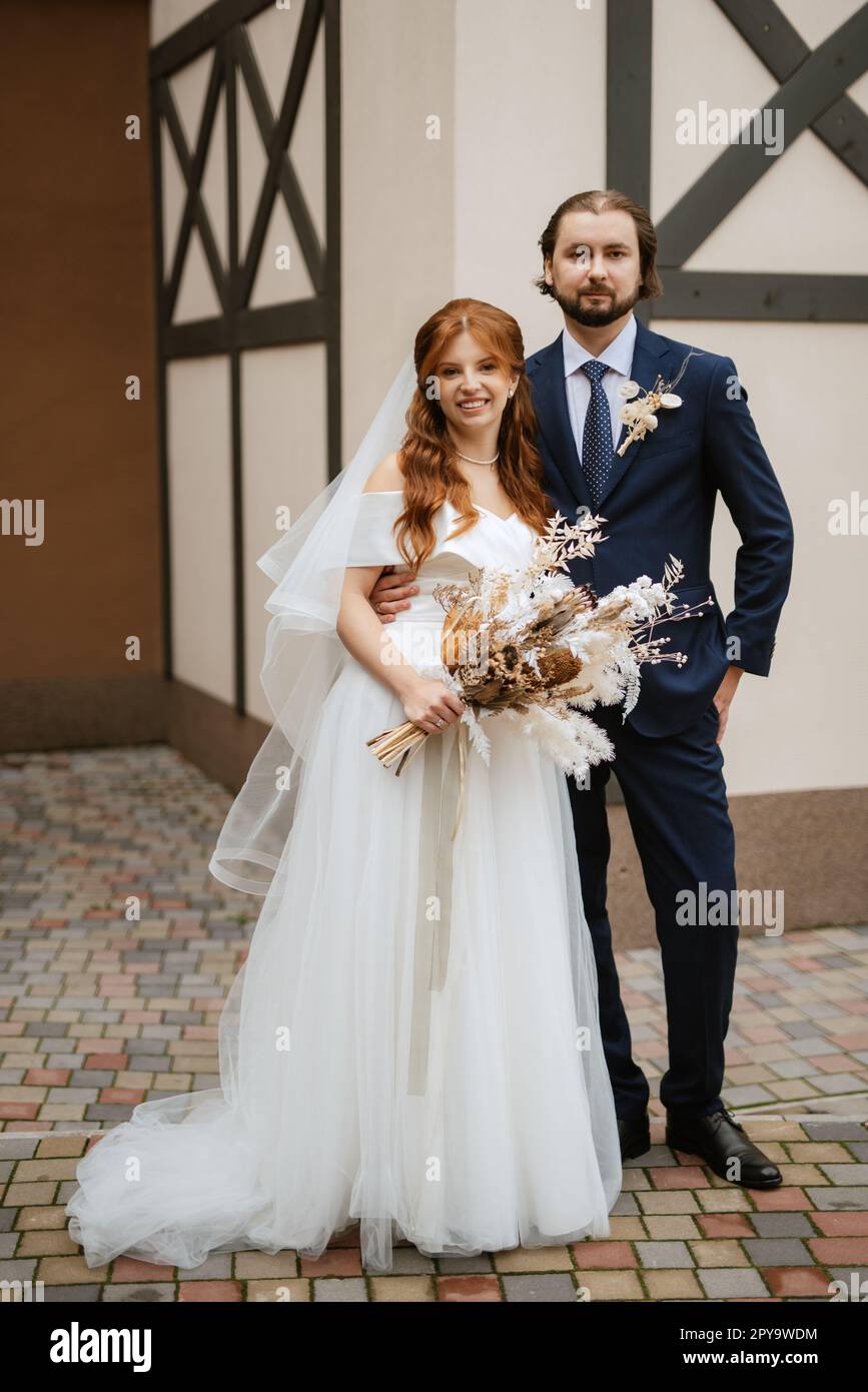 giovane coppia sposa e sposo con un vestito bianco Foto Stock