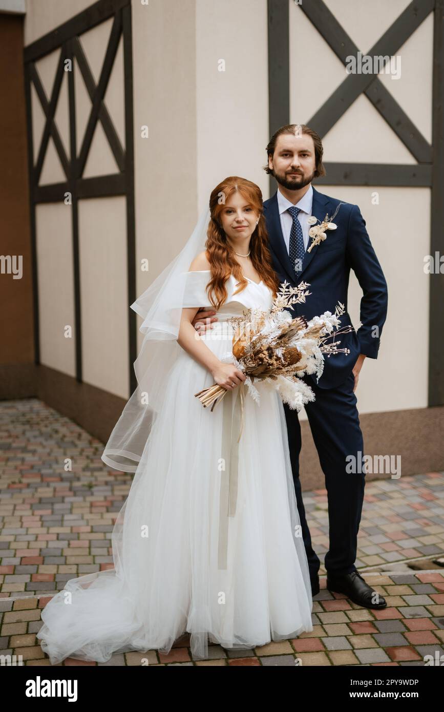 giovane coppia sposa e sposo con un vestito bianco Foto Stock