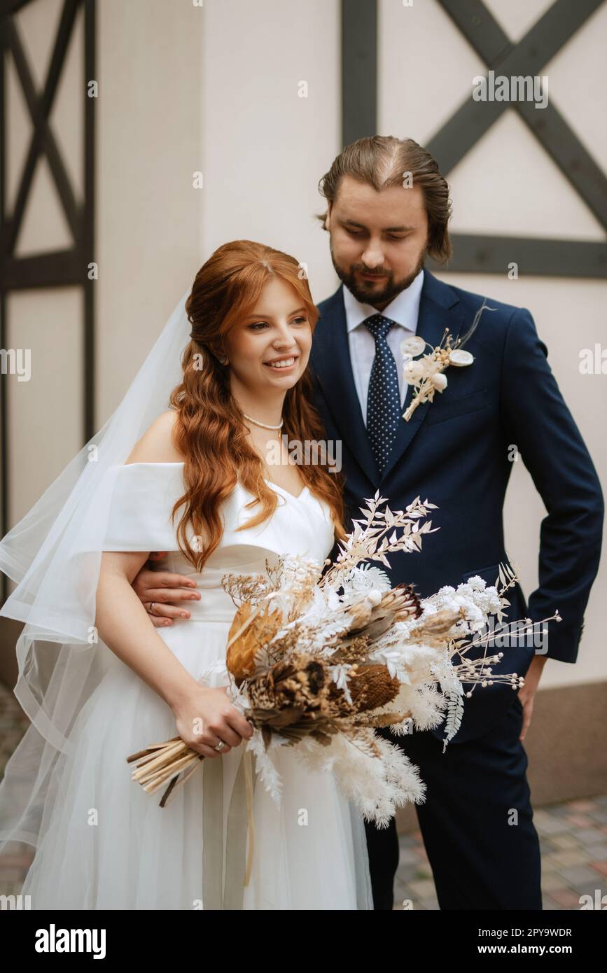 giovane coppia sposa e sposo con un vestito bianco Foto Stock