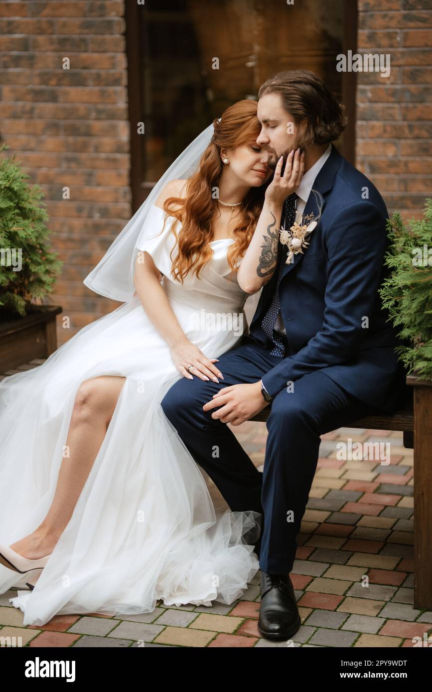 giovane coppia sposa e sposo con un vestito bianco Foto Stock