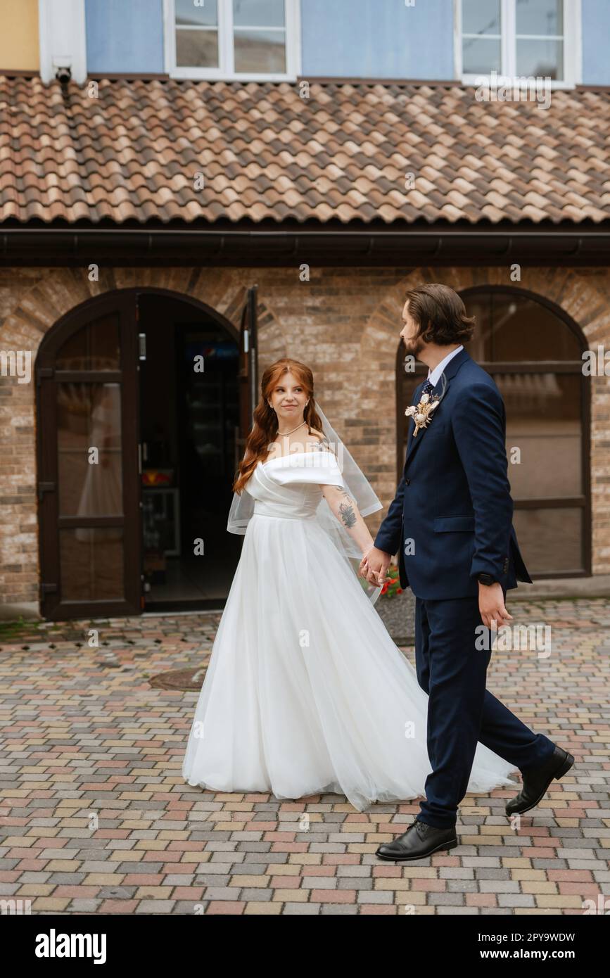 giovane coppia sposa e sposo con un vestito bianco Foto Stock