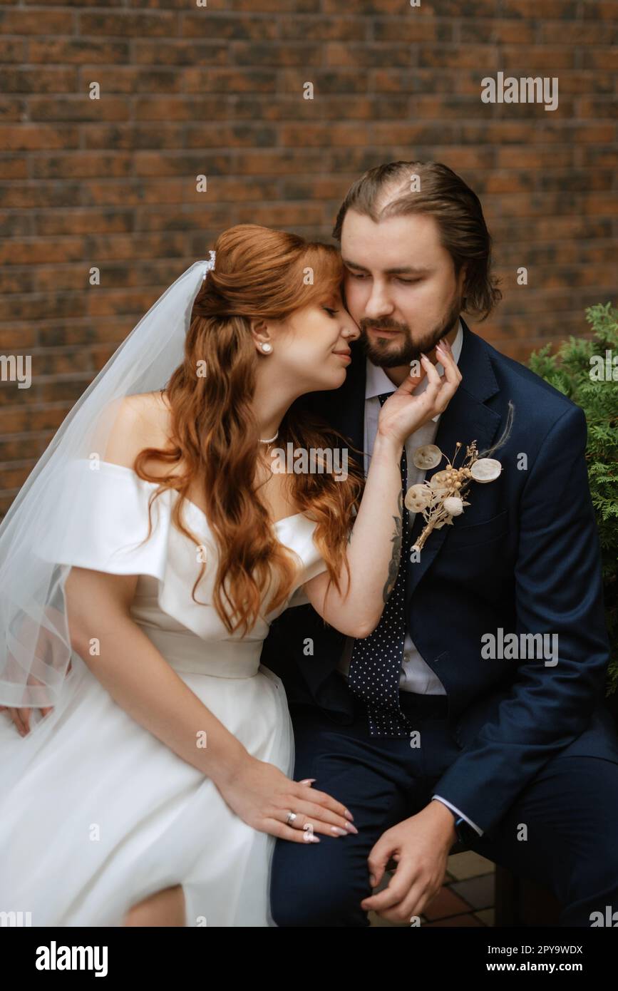 giovane coppia sposa e sposo con un vestito bianco Foto Stock