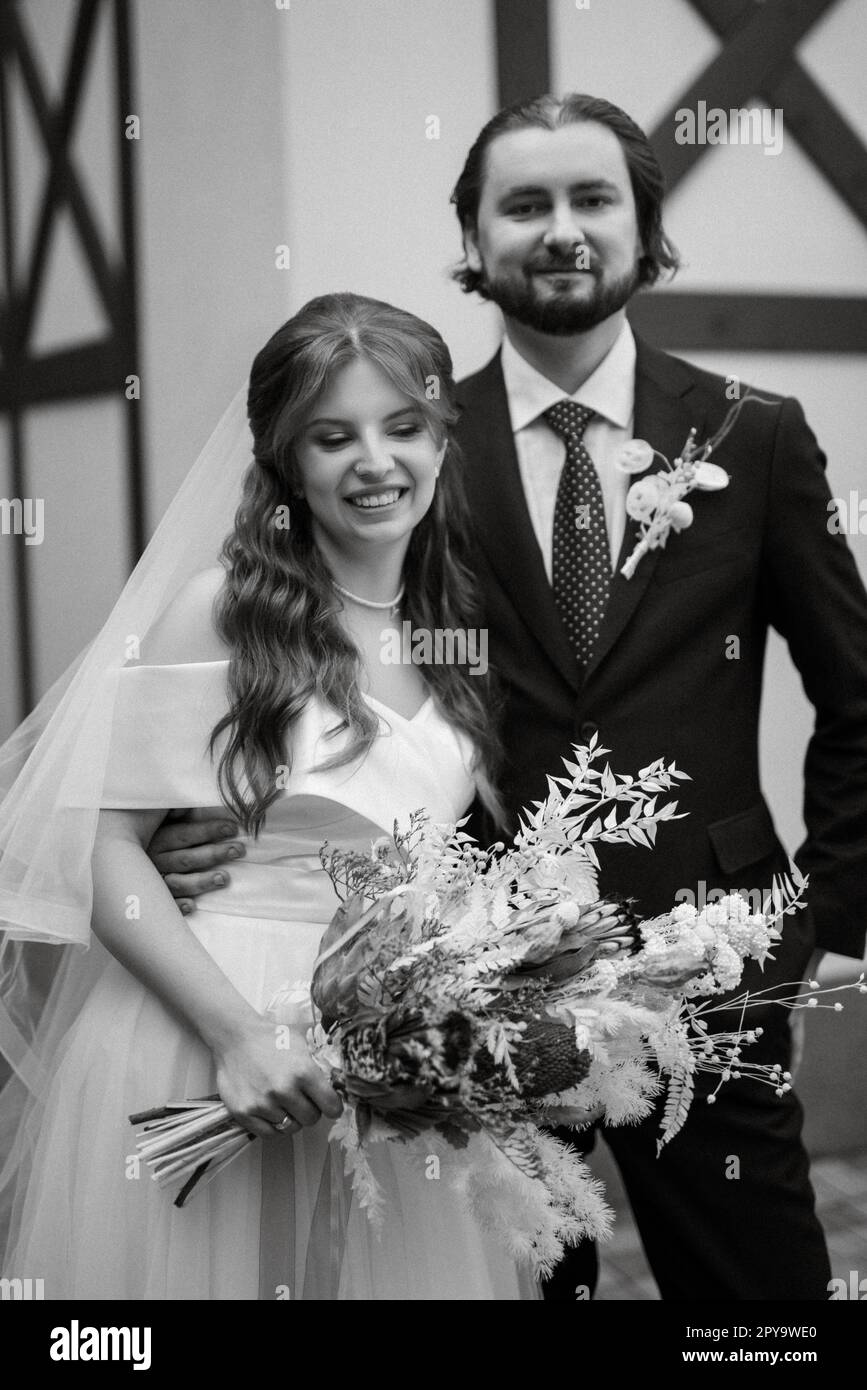 giovane coppia sposa e sposo con un vestito bianco Foto Stock