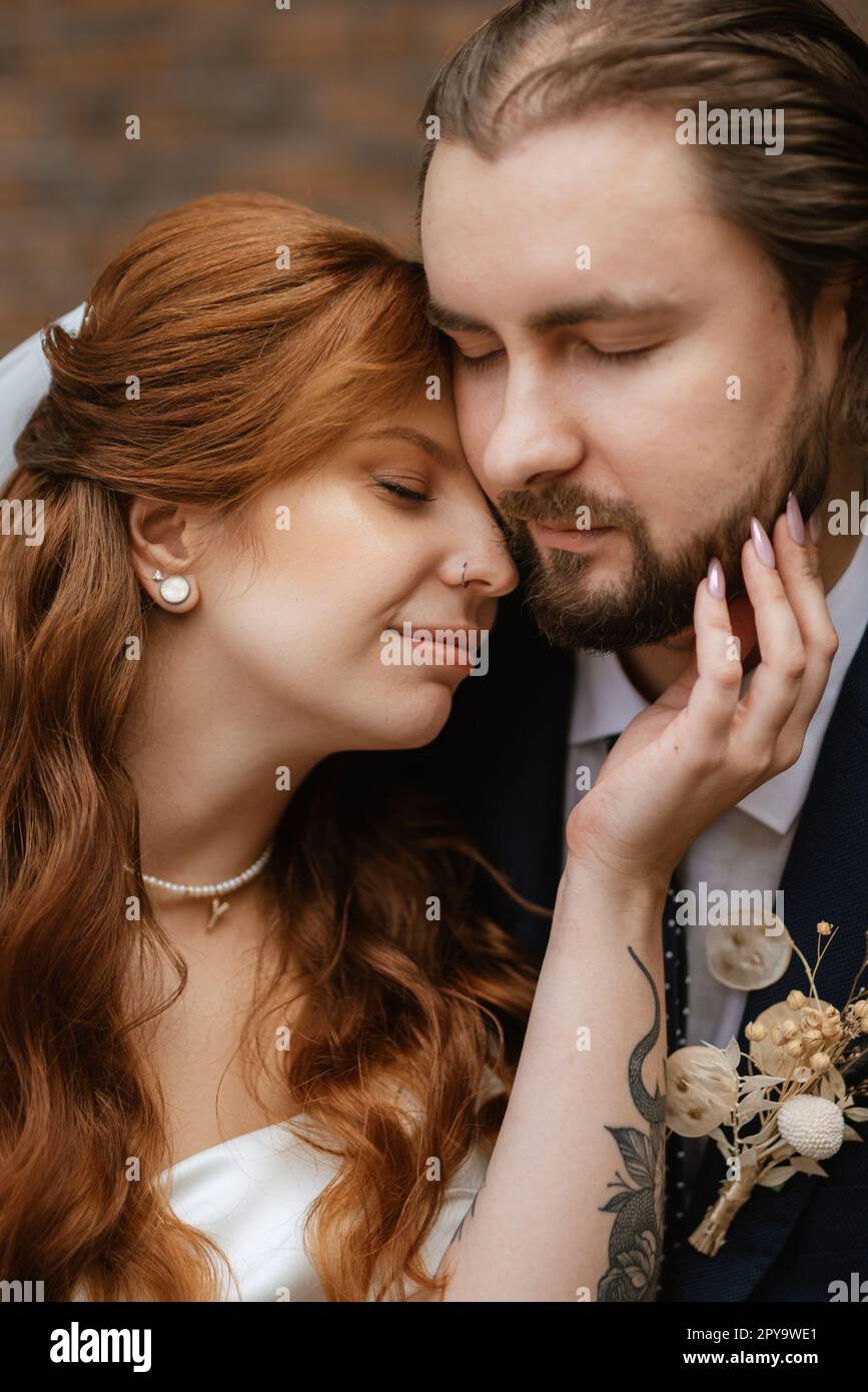 giovane coppia sposa e sposo con un vestito bianco Foto Stock