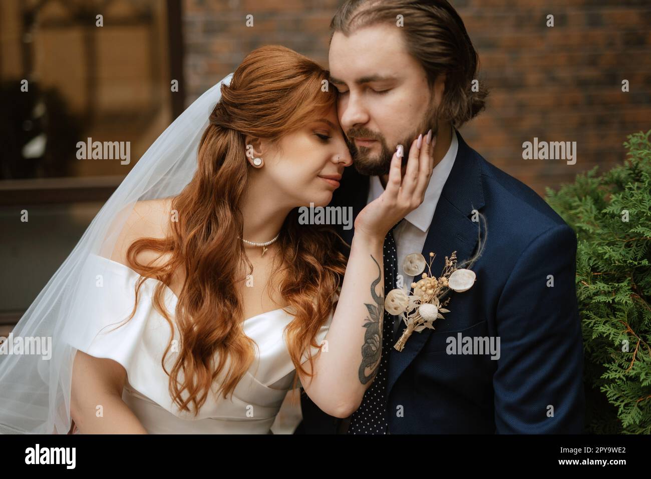 giovane coppia sposa e sposo con un vestito bianco Foto Stock