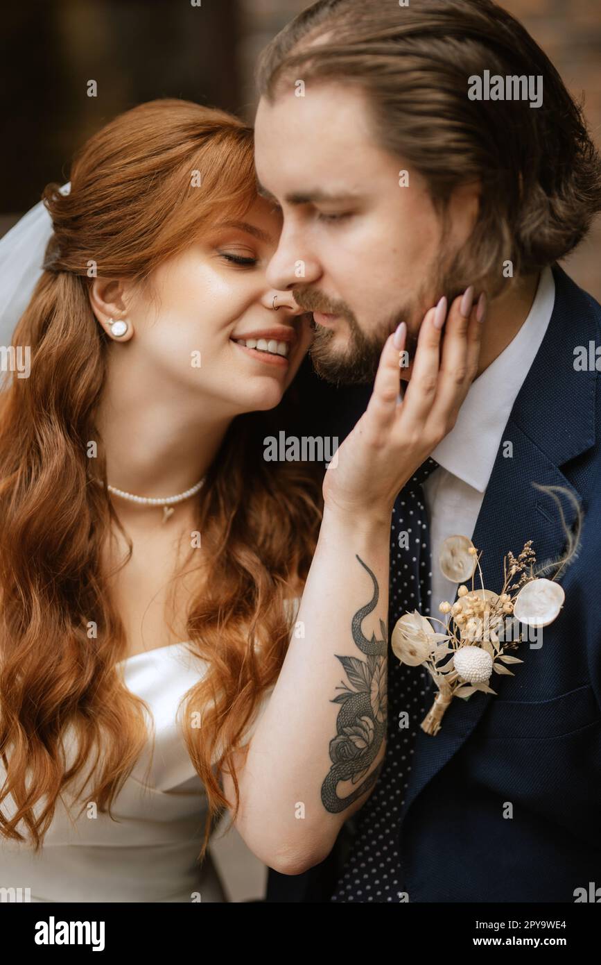 giovane coppia sposa e sposo con un vestito bianco Foto Stock